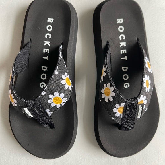Rocket Dog Girl's Black Daisy Field Cotton Spotlight Flip Flop Size 12 NIB - Picture 2 of 4